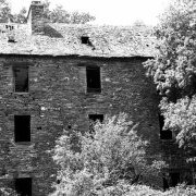La façade est de la Forge d'Embas avant restauration