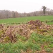 Amas de dalles en bord de champs à la Ville-Guichais en Saint-Malon en (...)