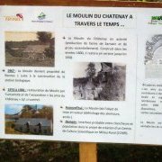 Panneau d'information sur l'histoire du moulin du Châtenay