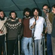 Patrick Lebrun chante lors des Assemblées Gallèses de 1981 à Concoret