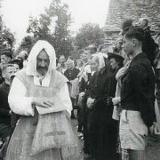 Le père Alexis, après la messe à l'église de Tréhorenteuc