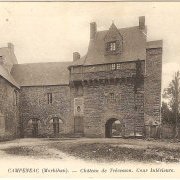 Carte postale de la cour intérieure du château Trécesson