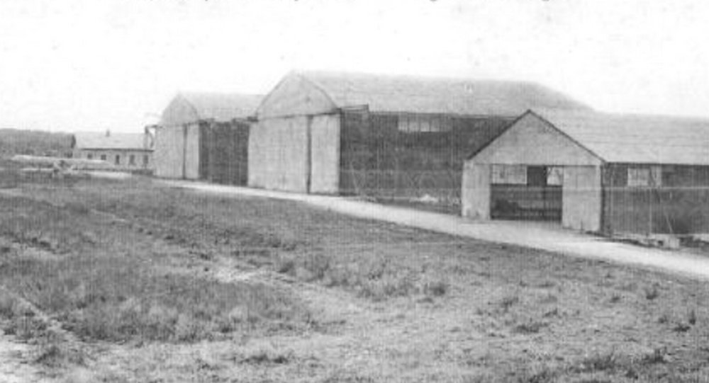 Point-Clos : deux hangars pour les avions et un atelier