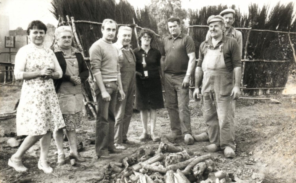 Organisateurs et charbonniers à la fouée de Telhouët d'août 1979