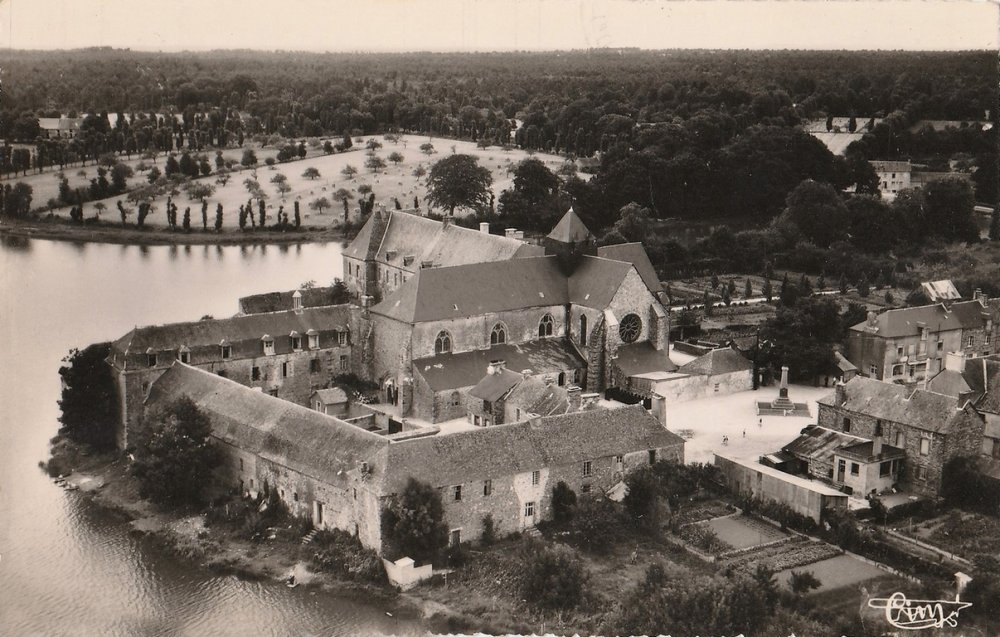 Fig. 1 - Vue aérienne de l'abbaye de Paimpont