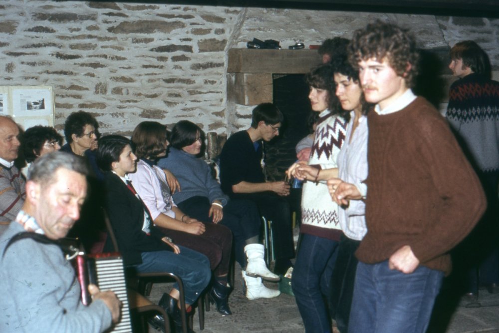 Hubert Mauguet à une veillée au Moulin du Châtenay en 1985