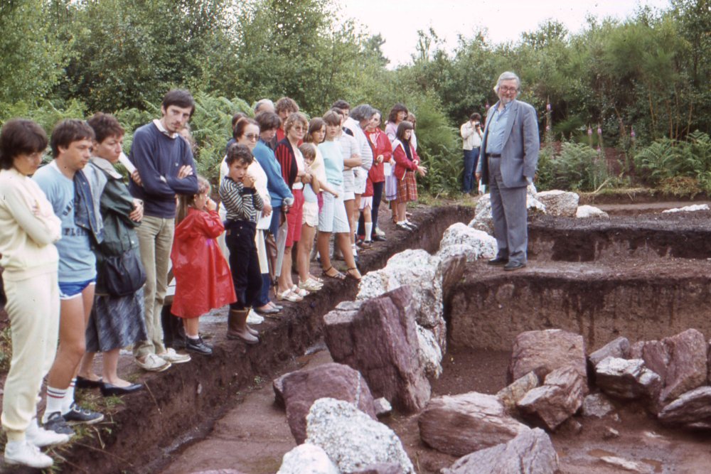 Jacques Briard présente les fouilles en cours sur le site du Jardin aux Moines
