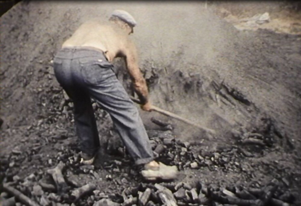Philippe Guégan extrait du charbon avec « un pousse-dehors »