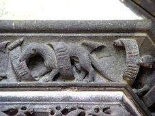 Devise de Jean V sur une console sculptée à l'hermine enroulée dans un listel chargé du mot A MA VIE, église collégiale Notre-Dame du Folgoët (29)