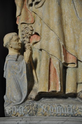 L'abbé Olivier Guiho au pied de la statue de saint Judicaël