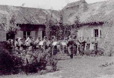 Fanfare de l'armée allemande en répétition dans une ferme