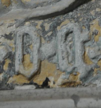 Initiales de l'abbé Olivier Guiho à la base de la statue de saint Judicaël de l'église de Paimpont