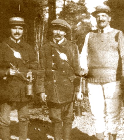 Armand Gernigon, Vincent Cochet et François Sentier, gardes du Domaine de Paimpont en 1921