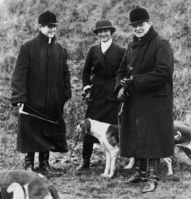 Randolph Churchill, Coco Chanel et Winston Churchill lors d'une partie de chasse en 1928 dans les Landes