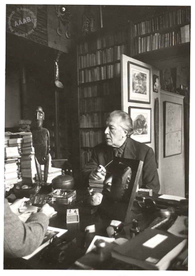 André Breton dans son bureau rue Fontaine